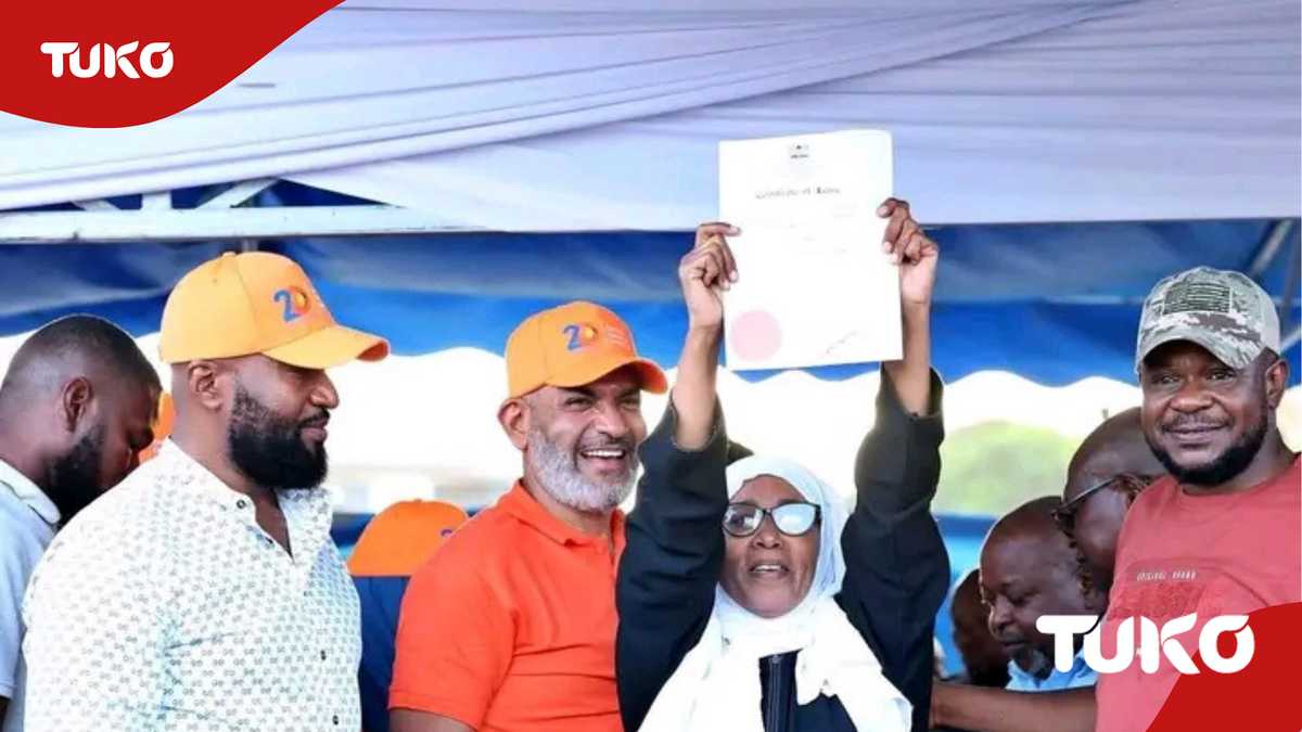 La famille Mombasa reçoit un acte de titre après 43 ans de vie comme des squatters