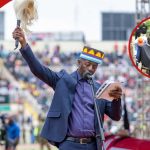 La grand-mère de Raila Junior le rase alors qu'il est installé comme chef de famille