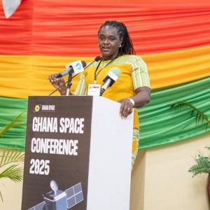 Le directeur général de l'Autorité de protection de l'environnement Epa, le professeur Nana Ama Browne Klutse, prononce un discours d'ouverture lors de la conférence spatiale en cours au Ghana