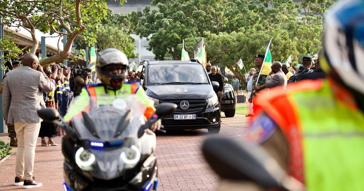 Le corps de l'ambassadeur Nathi Mthethwa arrive à sa propriété du KZN avant ses funérailles
