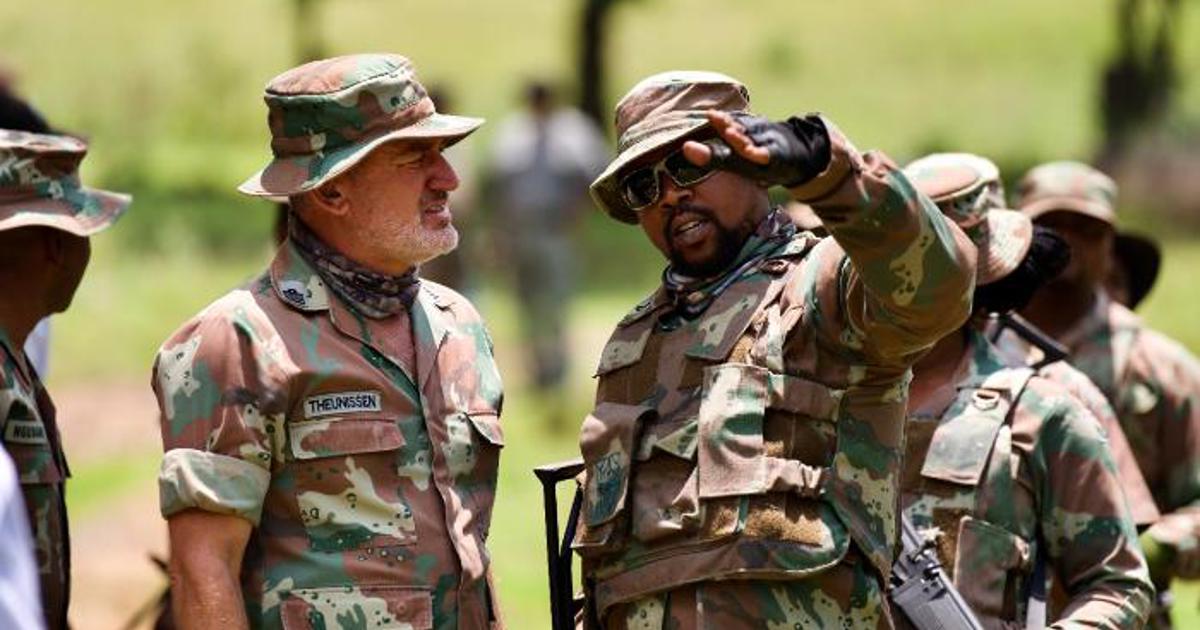 Les criminels utilisant des équipements de combat risquent cinq ans de prison, prévient la SANDF