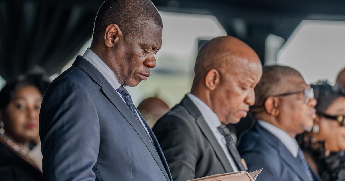 Mashatile exhorte le public à attendre les faits sur la mort de Mthethwa alors que les funérailles commencent
