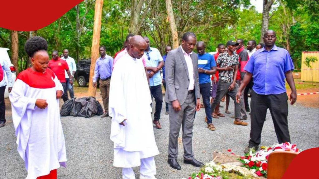 Raila Odinga : Le pasteur Ezekiel visite la tombe de l'ancien Premier ministre après son enterrement