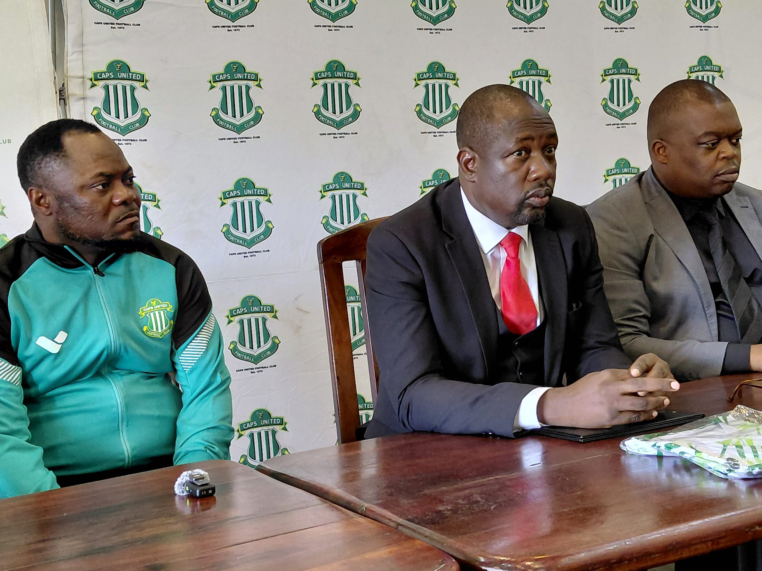CAPS United dévoile Takesure Chiragwi comme nouvel entraîneur et révèle 11 nouveaux joueurs