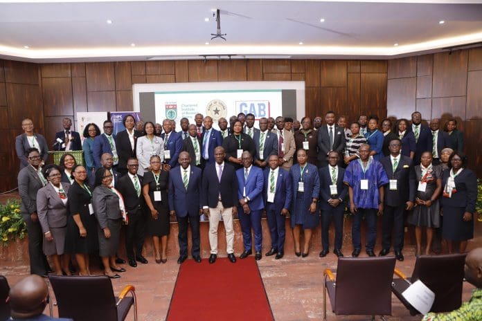 Des dirigeants et des membres du Chartered Institute of Bankers Ghana lors d'une photo de groupe avec l'honorable Haruna Iddrisu, ministre de l'Éducation