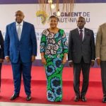 De gauche à droite : Albert Zeufack, directeur pays, Banque mondiale ; Jean-Pierre Bemba, Vice-Premier Ministre et Ministre des Transports de la RDC ; Judith Suminwa Tuluka, Premier ministre de la RDC ; Tete António, ministre des Affaires étrangères de l'Angola ; Floribert Anzuluni, ministre de l'Intégration régionale.