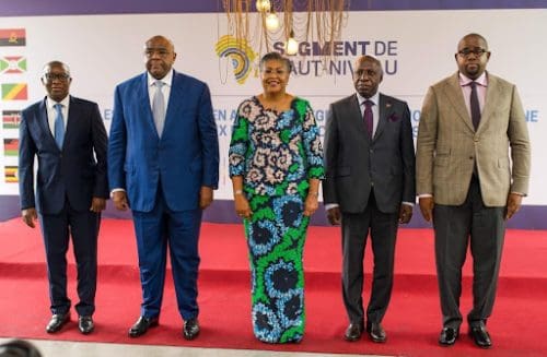 De gauche à droite : Albert Zeufack, directeur pays, Banque mondiale ; Jean-Pierre Bemba, Vice-Premier Ministre et Ministre des Transports de la RDC ; Judith Suminwa Tuluka, Premier ministre de la RDC ; Tete António, ministre des Affaires étrangères de l'Angola ; Floribert Anzuluni, ministre de l'Intégration régionale.