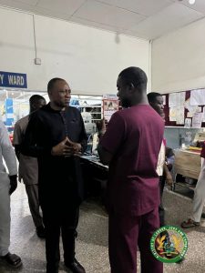 Le Dr Rashid Pelpuo console les victimes de la tragédie du recrutement dans les forces armées