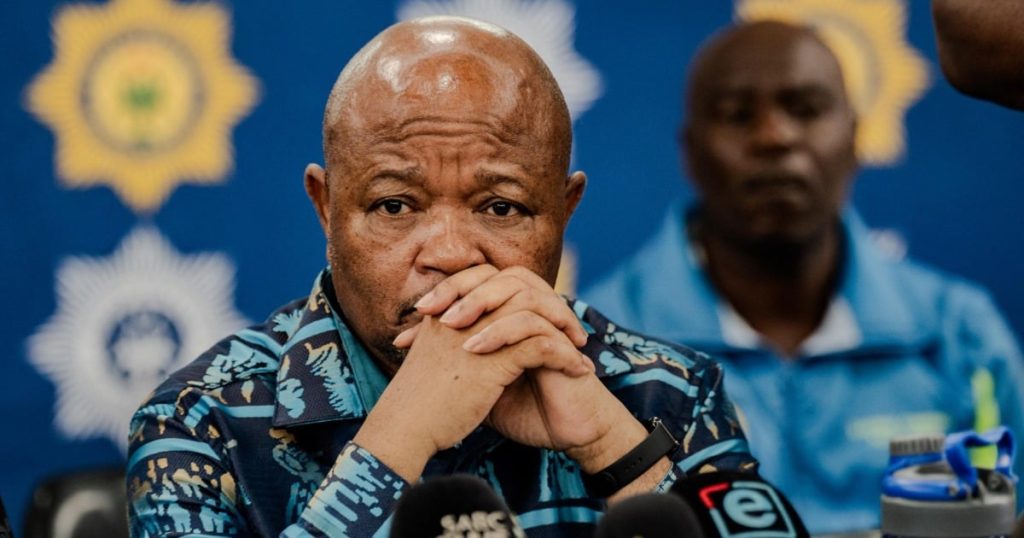 Le ministre de la Police, Senzo Mchunu, remet des appareils numériques au PKTT dans le cadre d'une enquête en cours