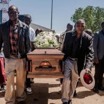 Les personnes en deuil se rassemblent pour les funérailles des cousins Mamelodi assassinés