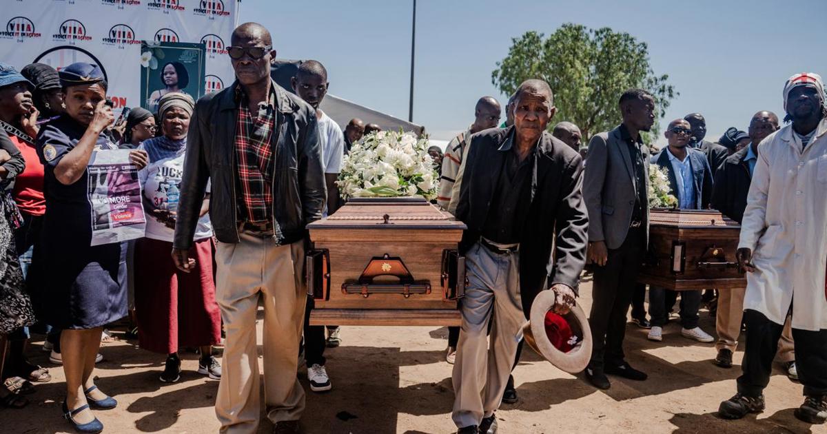 Les personnes en deuil se rassemblent pour les funérailles des cousins Mamelodi assassinés