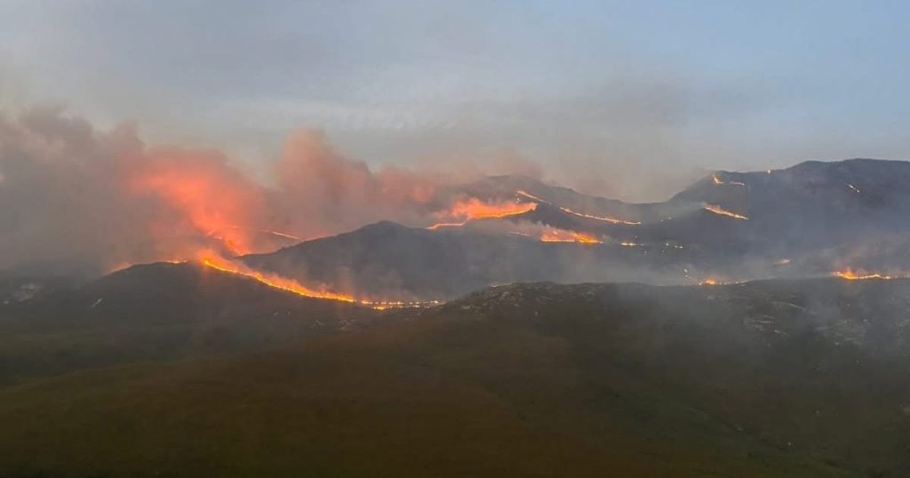 Les pompiers combattent un incendie sur la montagne Houw Hoek