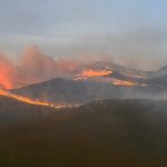 Les pompiers combattent un incendie sur la montagne Houw Hoek