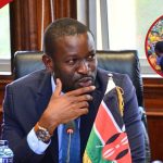 Les résidents d'Iten comblent Edwin Sifuna d'amour et lui offrent des fruits et des arachides