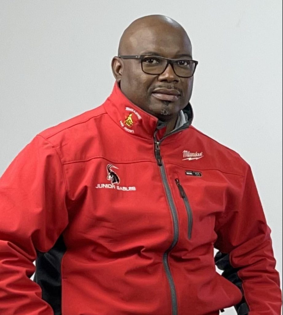 De Souza impressionné par la performance des Junior Sables aux Festivals mondiaux des écoles d'Abu Dhabi malgré les défaites