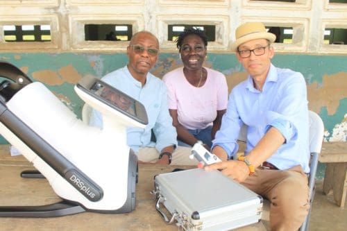 Dr Johannes et certains membres de l'équipe