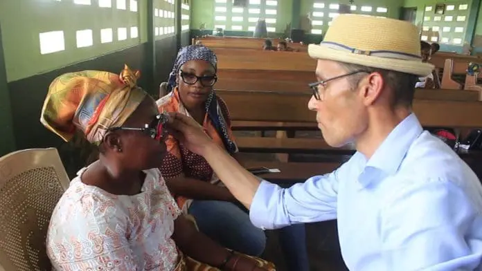 Dr Johannes Schoonhoven (à droite), s'occupant d'un des résidents d'Adzato