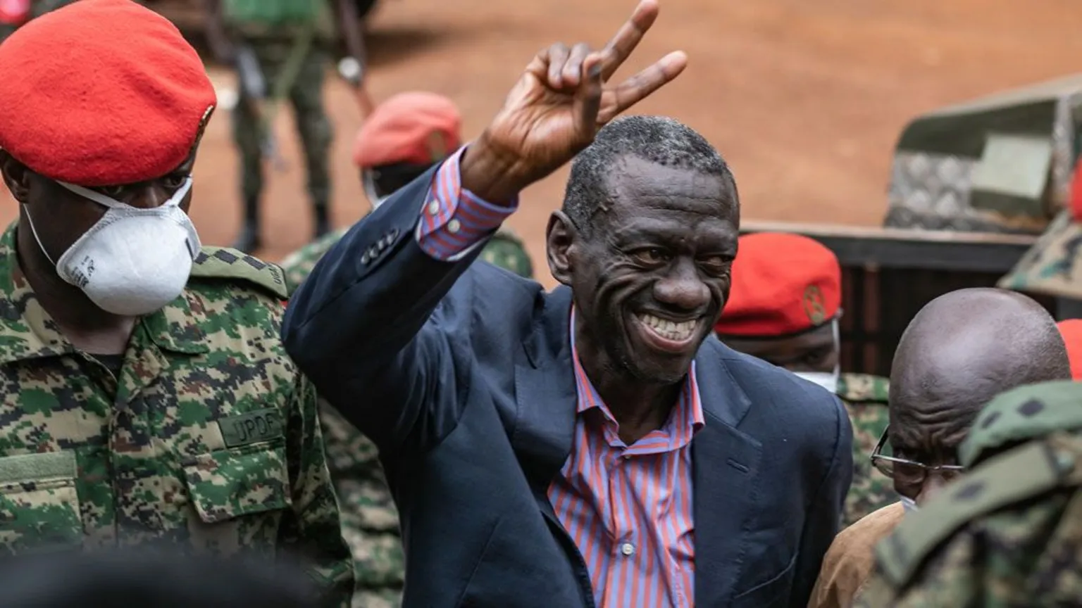 La vie d'un ancien leader de l'opposition ougandaise est en danger, selon son épouse