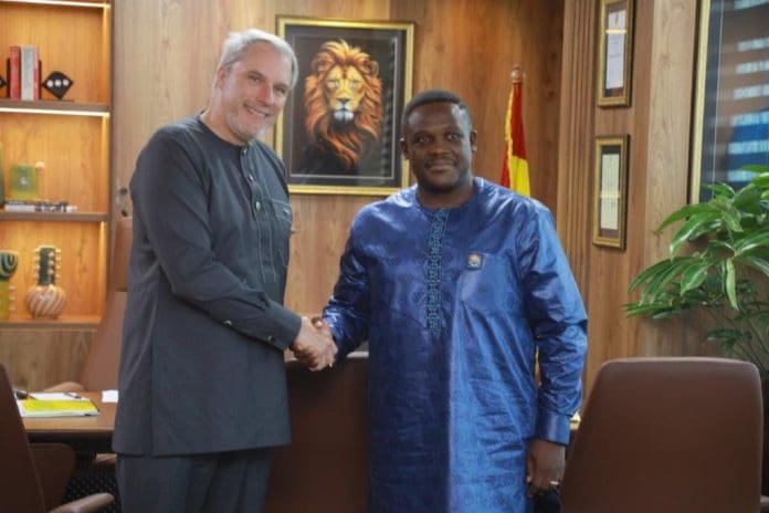 Samuel Nartey George Ministre des communications, de la technologie numérique et des innovations du Ghana et PDG de Mtn Ghana Stephen Blewett