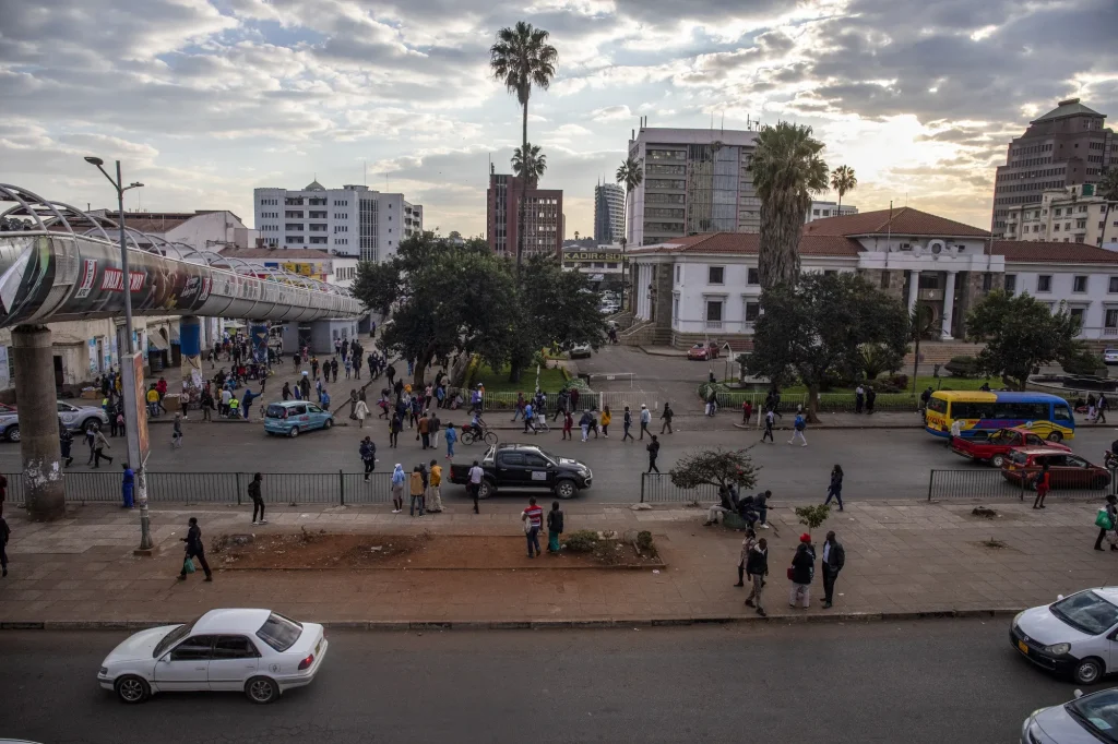 L'UE prolonge d'un an l'embargo sur les armes au Zimbabwe dans le cadre de la révision des sanctions