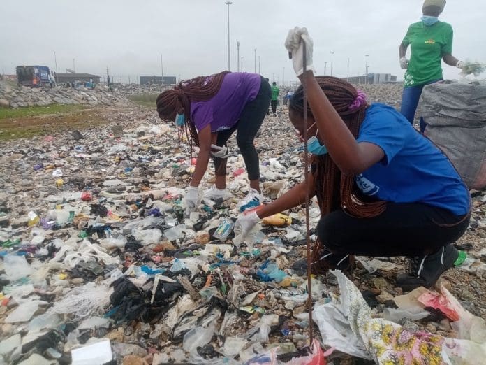 Collecte des employés contre les déchets plastiques d'Unilever