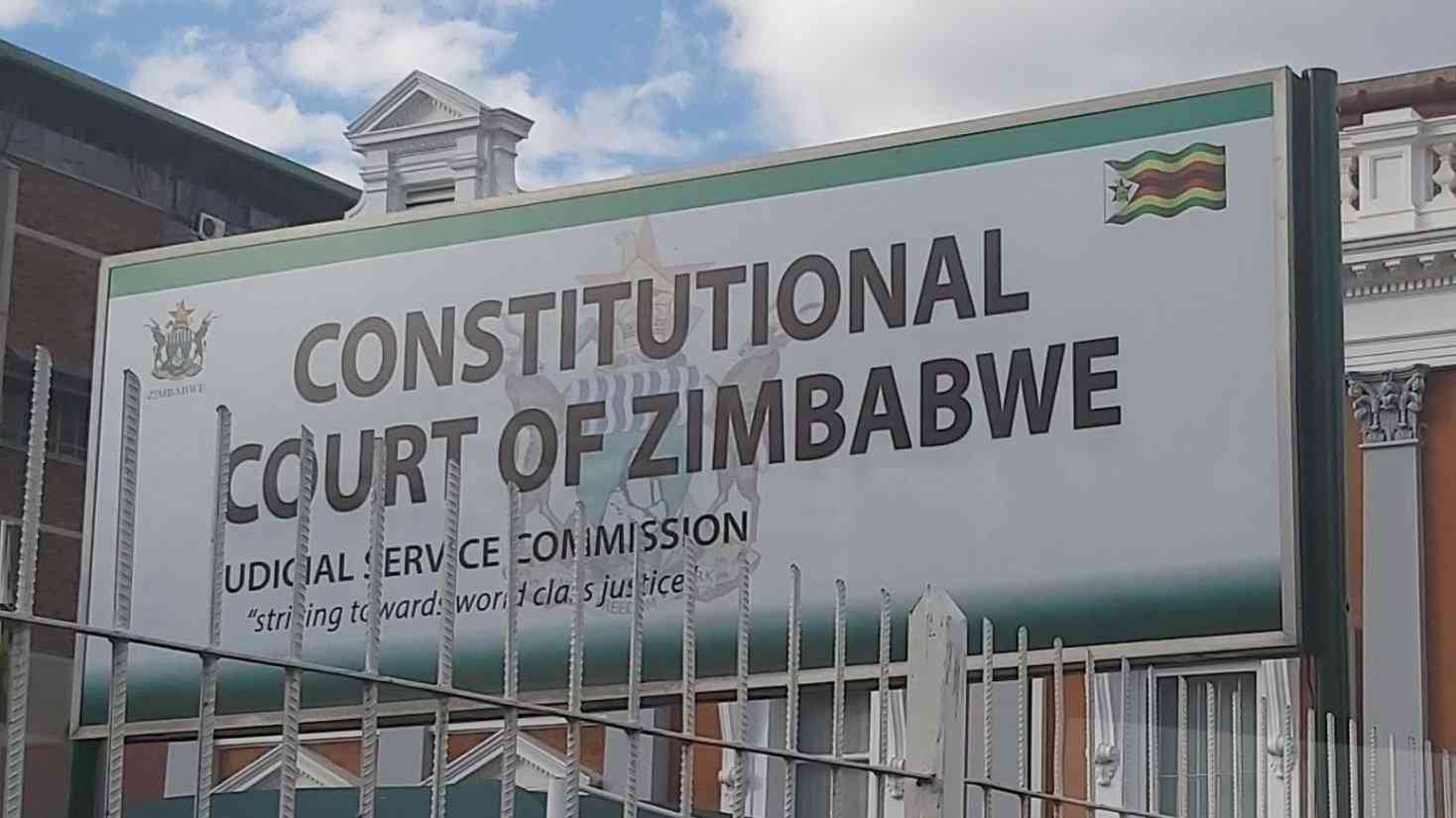 Projet d'amendement de la Constitution : des anciens combattants poursuivent Mnangagwa en justice pour "prise de pouvoir inconstitutionnelle"