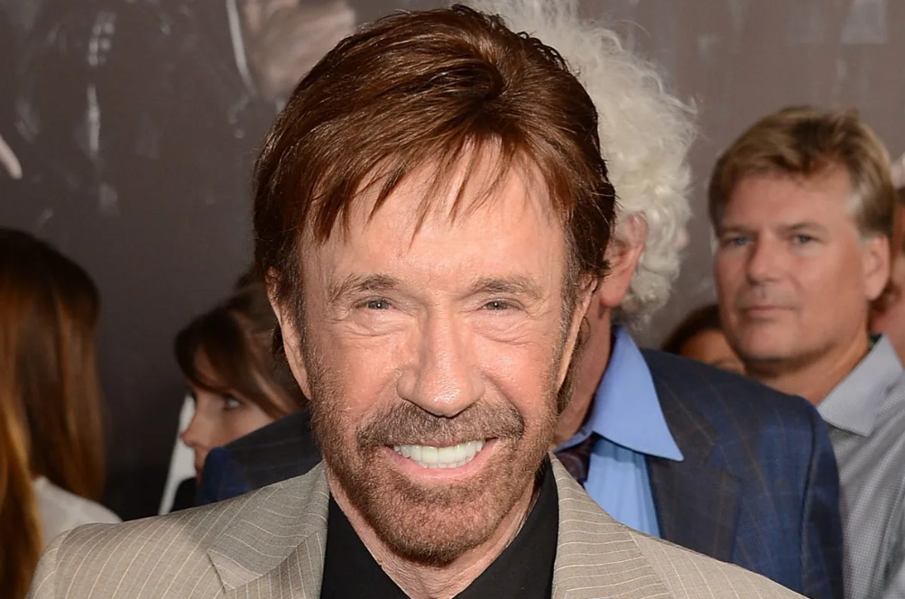 Chuck Norris, icône des arts martiaux et star de l'action, est décédé à 86 ans
