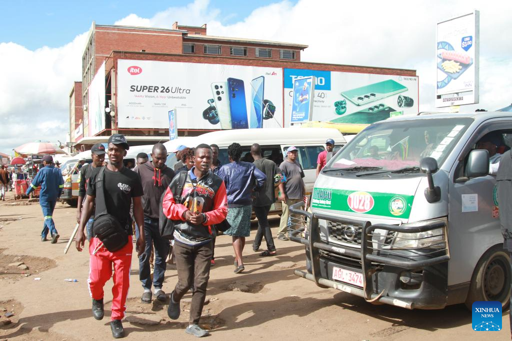 La hausse des prix du carburant pèse sur les navetteurs zimbabwéens dans un contexte de crise au Moyen-Orient