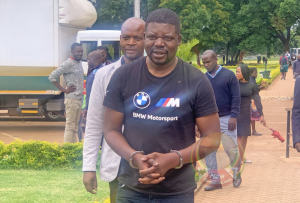 Le procès de Muvevi démarre enfin, un ancien détective affirme qu'il était hanté par des gobelins lorsqu'il a tué quatre personnes