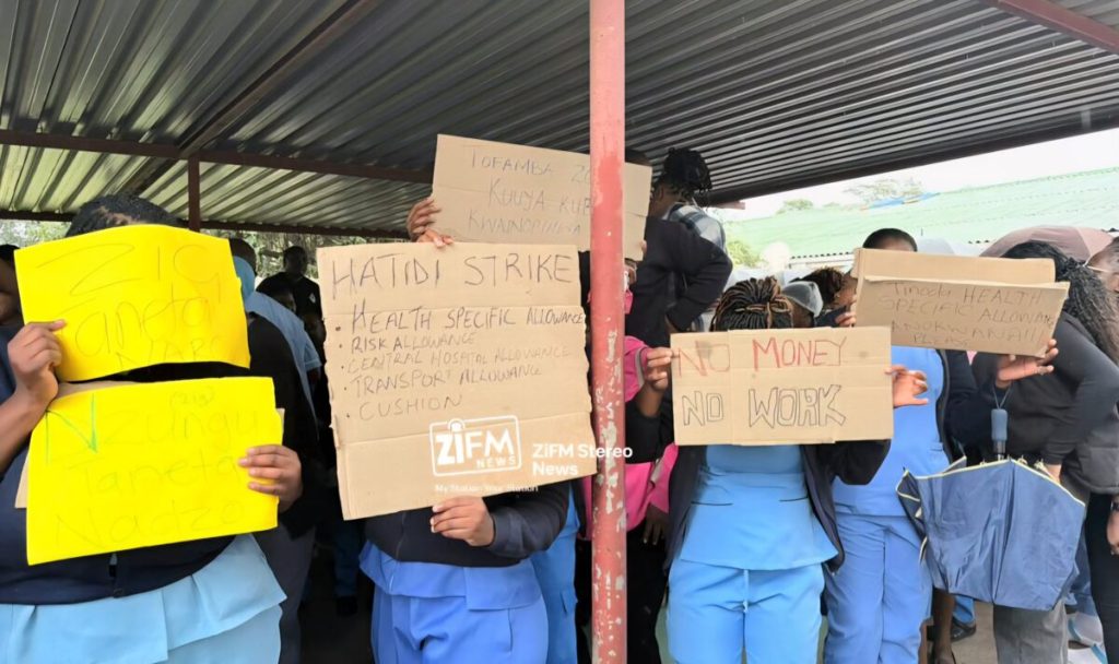 Les infirmières organisent une manifestation éclair contre les bas salaires alors que le gouvernement plaide pour la patience