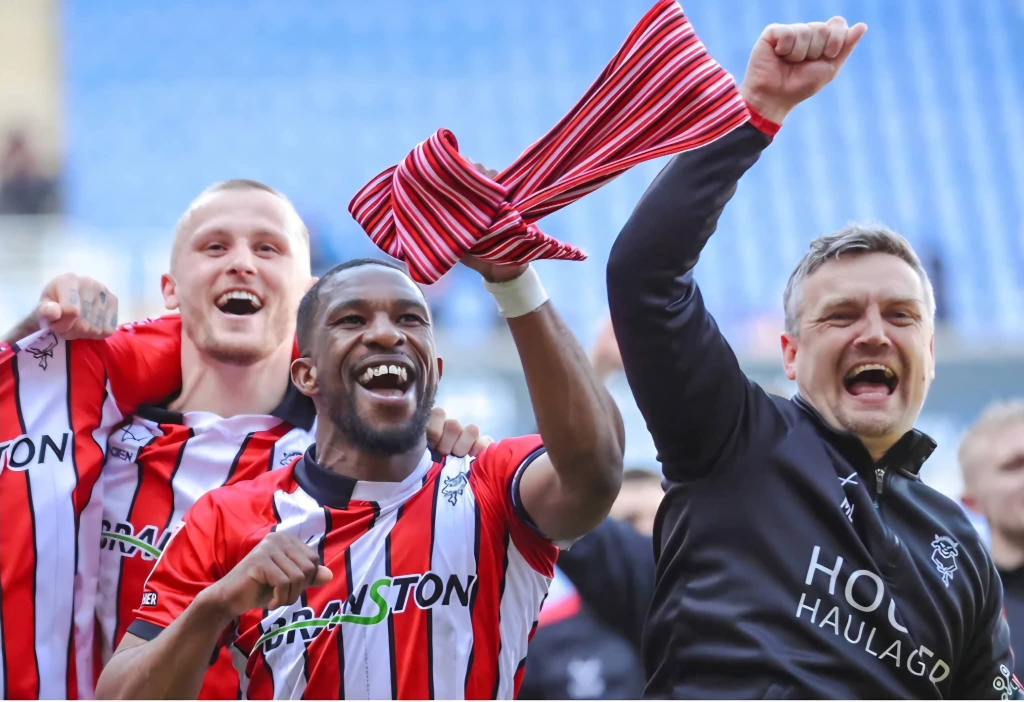 Darikwa guide Lincoln City pour sceller la promotion du championnat