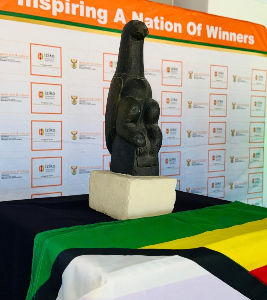 L'Afrique du Sud restitue des restes humains volés et une sculpture d'oiseau sacré au Zimbabwe