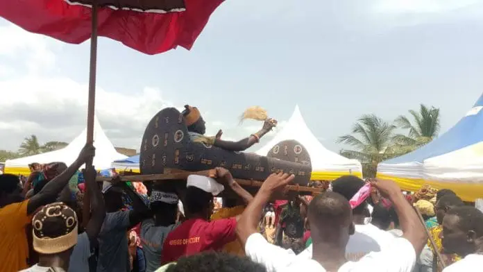 Nana Obura Asankomah Ansah III dans un palanquin