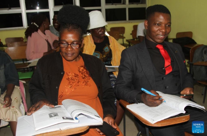 Les Zimbabwéens se précipitent pour apprendre le mandarin, passant d'une curiosité culturelle à une nécessité professionnelle