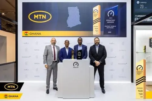 Reuben Opata, directeur de la technologie de Mtn Ghana S, Nd L, dans une photo de groupe avec les organisateurs du prix Ookla Speedtest