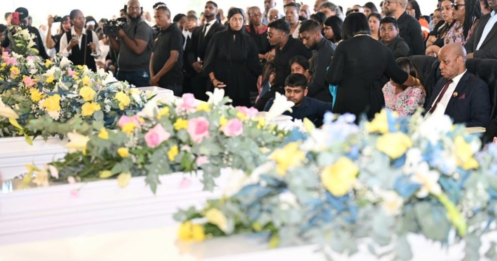 Sept membres de la famille KZN tués sont inhumés