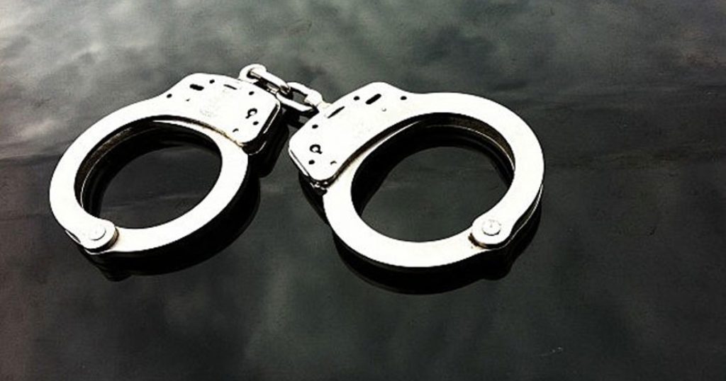 Un agent de la circulation du Limpopo arrêté pour corruption après avoir prétendument emporté de l'argent liquide et des boissons fraîches