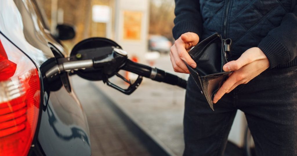 Un économiste prévient que l'inflation pourrait atteindre 5 % dans un contexte de flambée des prix du carburant