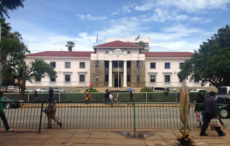 Une femme de Harare poursuit la ville après être tombée dans un égout à ciel ouvert non marqué