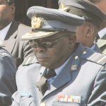 Des agents présumés du CIO poursuivent l'ancien chef de l'armée qui contestait la prolongation du mandat de Mnangagwa