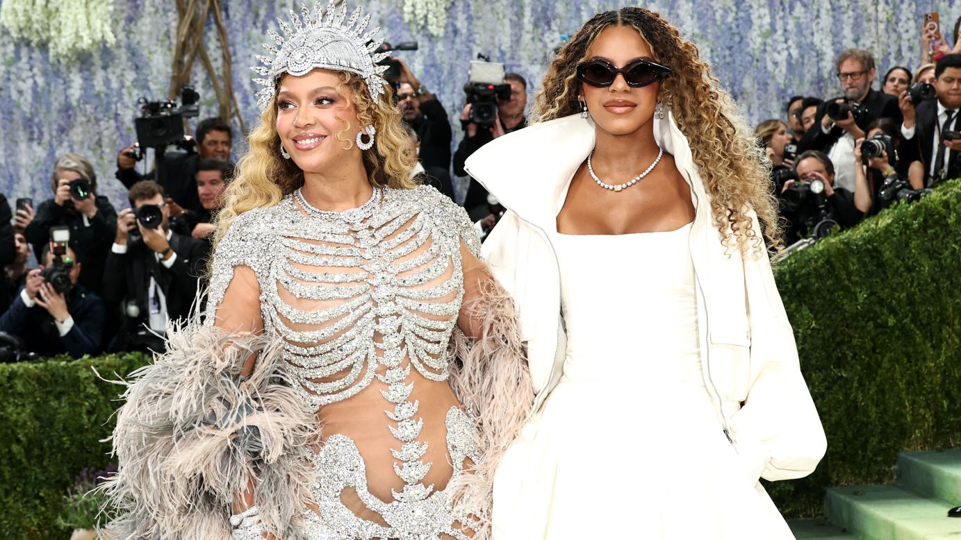 Beyoncé dit que son apparition au Met Gala après une décennie aux côtés de Blue Ivy est « surréaliste »