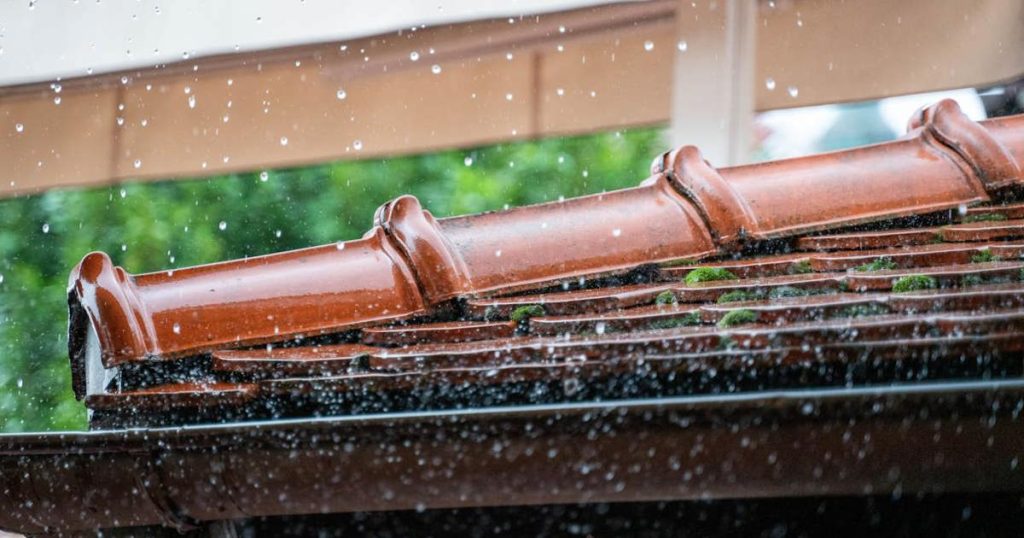 Comment entretenir votre toiture et vos gouttières par temps froid