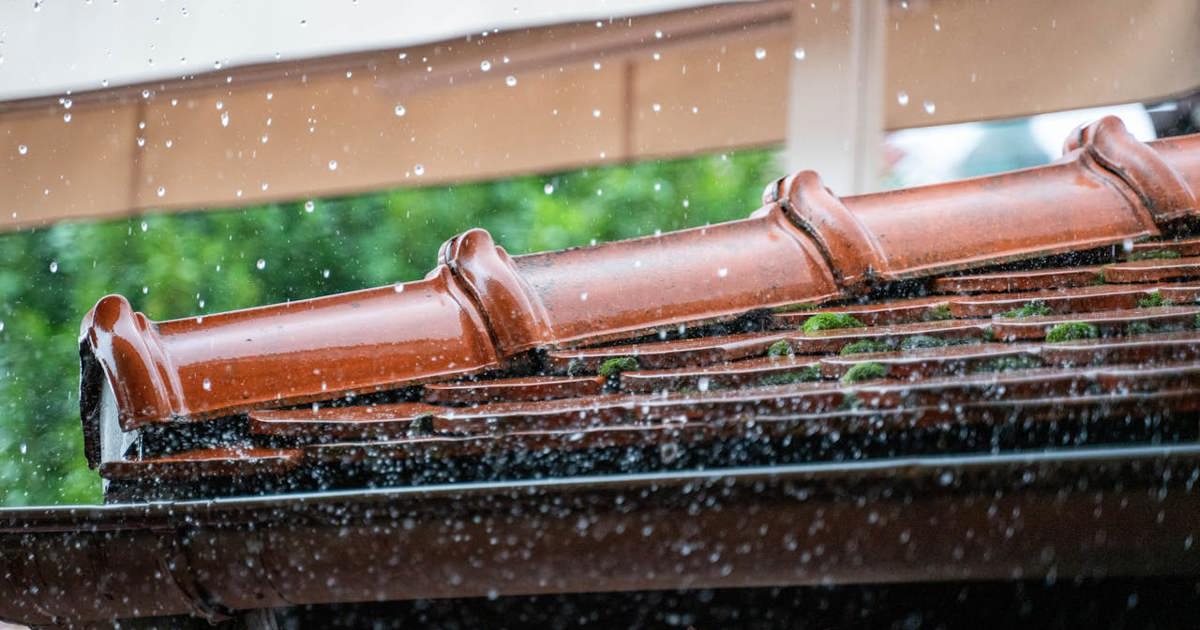 Comment entretenir votre toiture et vos gouttières par temps froid