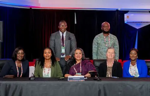 Adeline Aryee Directrice du Groupe des institutions financières, deuxième en partant de la gauche au Sommet sur l'infrastructure publique numérique I en Afrique
