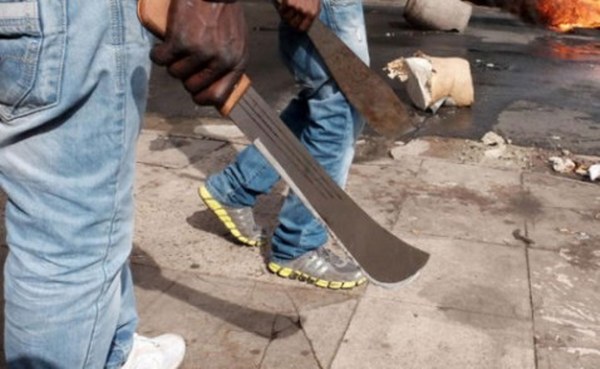 La police lance une campagne nationale contre le port de couteaux et de machettes en public alors que les crimes violents se multiplient