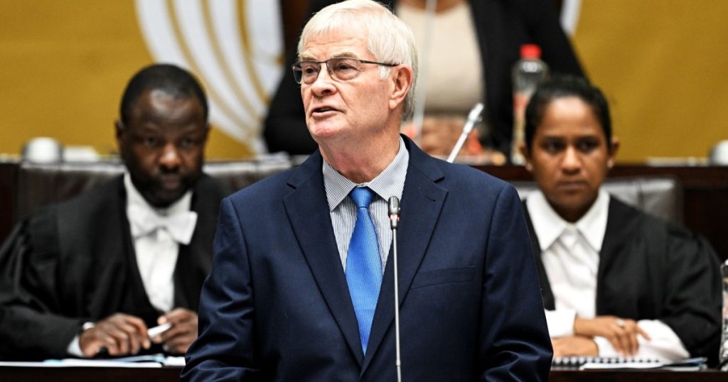 Le ministre Pieter Groenewald interrogé sur le scandale des prix des offres alimentaires en prison