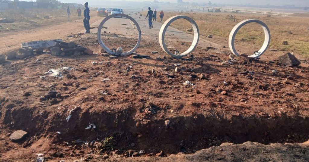 Les habitants de Katlehong bloquent la R550 en creusant un énorme trou