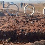 Les habitants de Katlehong bloquent la R550 en creusant un énorme trou