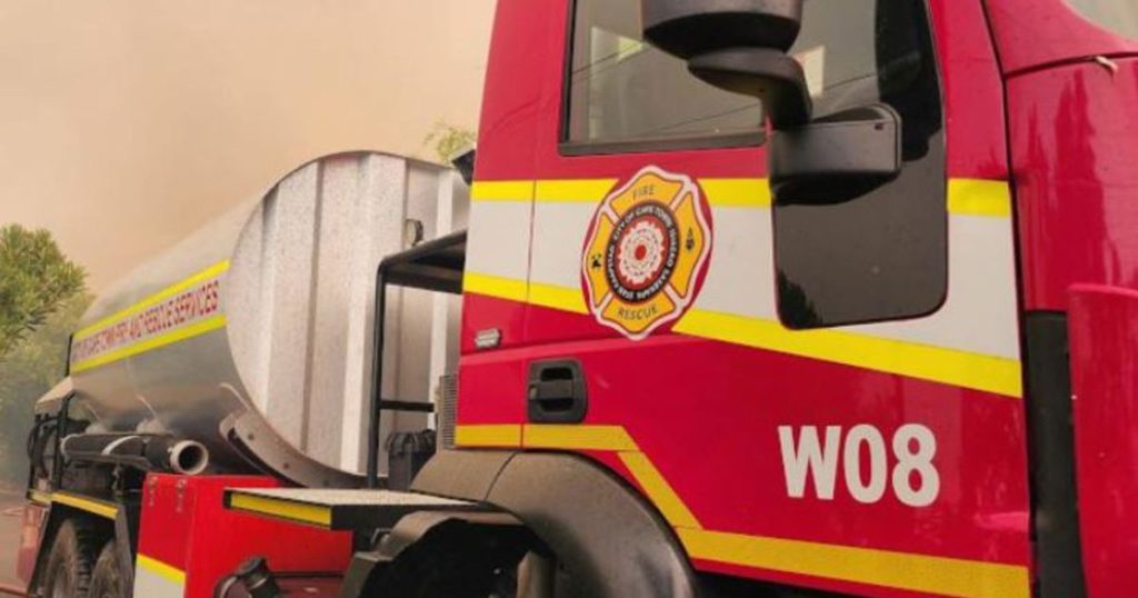 Les pompiers luttent contre un incendie qui fait rage dans le quartier informel de Quarry Road