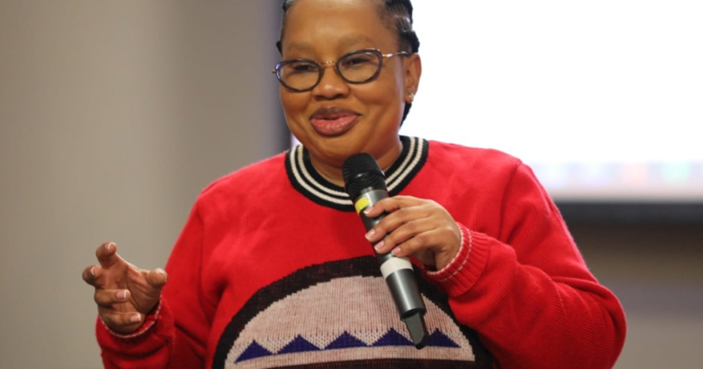 Lumka Oliphant accuse Tolashe de détourner l'attention des allégations auxquelles le ministre est confronté